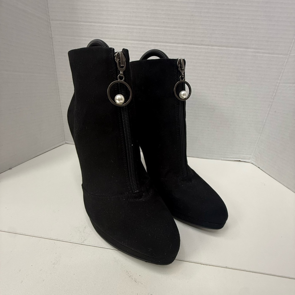 Nine West Women's Black
Suede Ankle Boots with Pearl
Zipper Pull size 8 - Picture 6 of 9